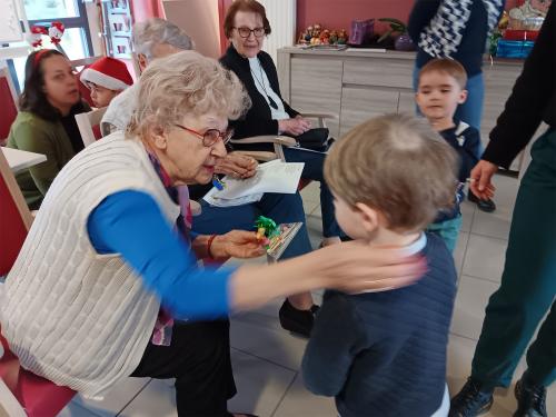 Les enfants de la Maternelle sont allés rendre visite aux personnes âgées